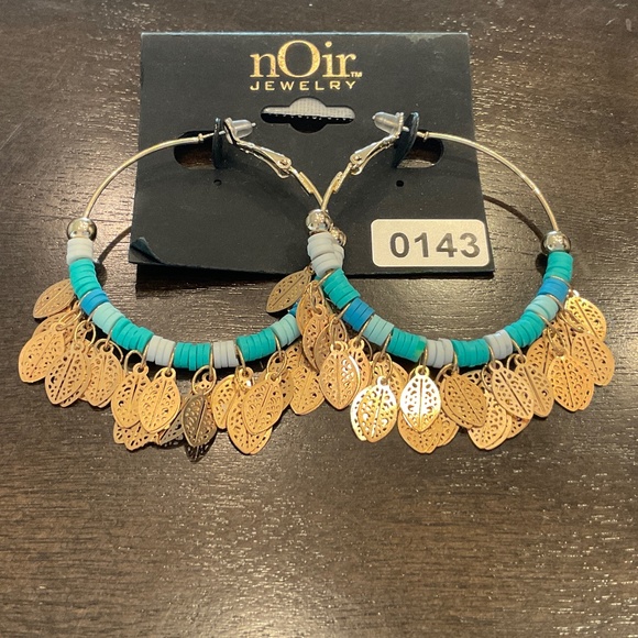 #0143 NWT NOIR JEWELRY EARRING GOLD AND BLUE BEADED HOOPS - Picture 1 of 1